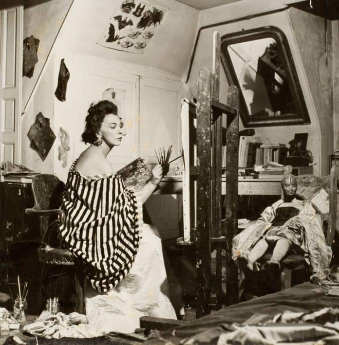 Leonor Fini dans son atelier rue Payenne à Paris vers 1952 © Courtesy Galerie Minsky